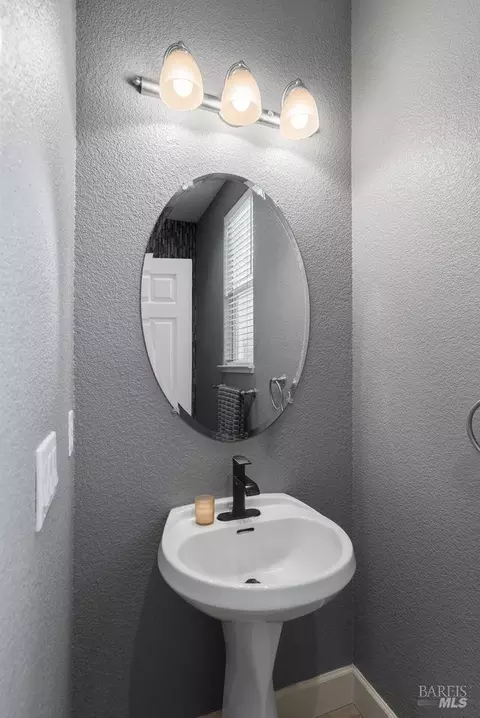 Bath - 374 Decanter Cir, Windsor, CA 95492 photo 1 of 4
