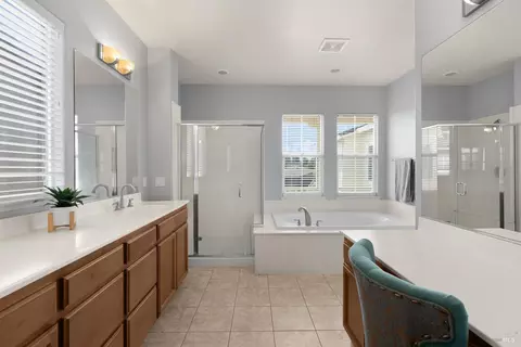 Bath - 374 Decanter Cir, Windsor, CA 95492 photo 3 of 4