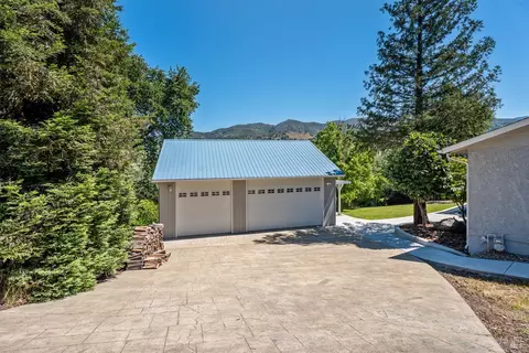 Exterior - 800 Riverside Dr, Ukiah, CA 95482 photo 4 of 15