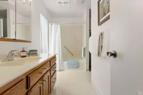 Bath - 1826 Vervais Ave, Vallejo, CA 94591 photo 2 of 4