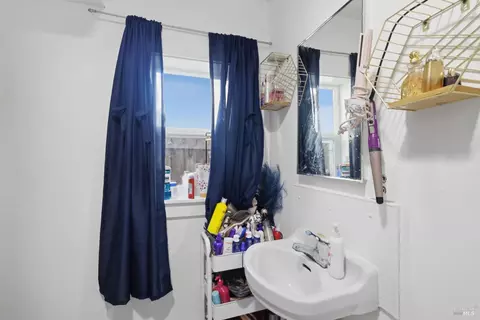 Bath - 409 Carolina St, Vallejo, CA 94590 photo 3 of 8
