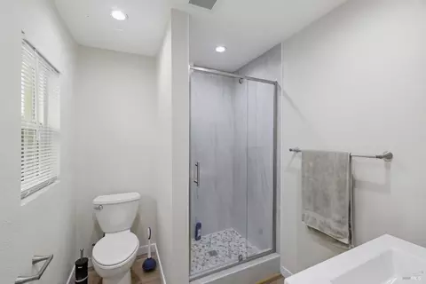 Bath - 409 Carolina St, Vallejo, CA 94590 photo 6 of 8