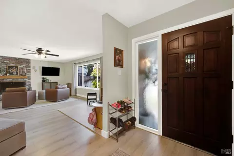 Entry Way - 850 Sunset Dr, Dixon, CA 95620 photo 3 of 5