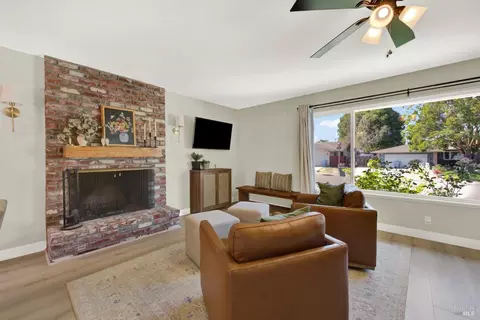 Living - 850 Sunset Dr, Dixon, CA 95620 photo 2 of 4