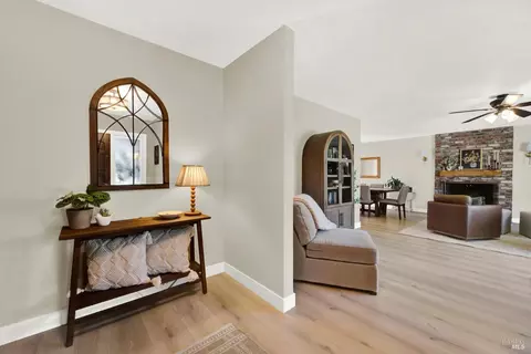 Entry Way - 850 Sunset Dr, Dixon, CA 95620 photo 2 of 5