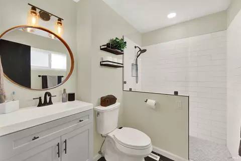 Bath - 850 Sunset Dr, Dixon, CA 95620 photo 3 of 5