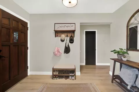 Entry Way - 850 Sunset Dr, Dixon, CA 95620 photo 4 of 5