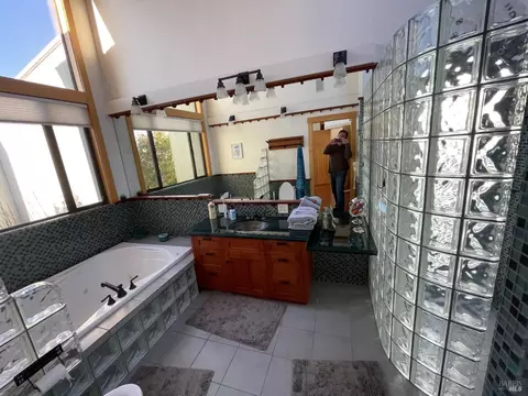 Bath - 20689 Mockingbird Rd, Bodega Bay, CA 94923 photo 1 of 2