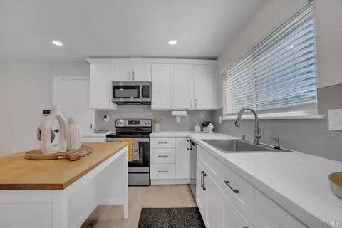 Kitchen - 505 Mckenzie Dr, Dixon, CA 95620 photo 2 of 3