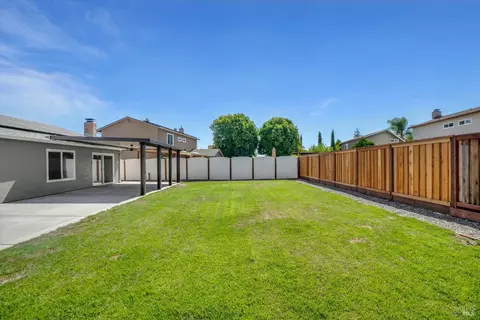 Exterior - 505 Mckenzie Dr, Dixon, CA 95620 photo 3 of 4
