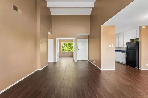Living - 355 Parkview Ter Ter #A-8, Vallejo, CA 94589 photo 3 of 4