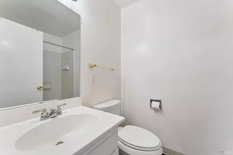 Bath - 355 Parkview Ter Ter #A-8, Vallejo, CA 94589 photo 1 of 3