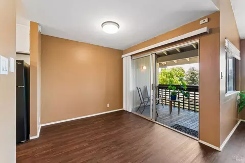 Dining - 355 Parkview Ter Ter #A-8, Vallejo, CA 94589 photo 4 of 5