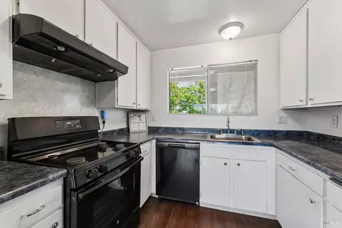 Kitchen - 355 Parkview Ter Ter #A-8, Vallejo, CA 94589 photo 4 of 4