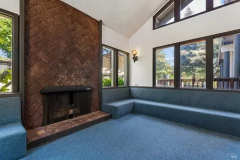 Living - 355 Parkview Ter Ter #A-8, Vallejo, CA 94589 photo 4 of 4