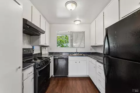 Kitchen - 355 Parkview Ter Ter #A-8, Vallejo, CA 94589 photo 2 of 4