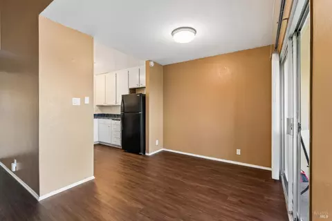 Dining - 355 Parkview Ter Ter #A-8, Vallejo, CA 94589 photo 3 of 5