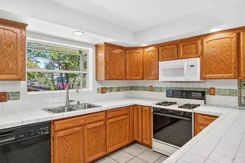 Kitchen - 30 Mill Ct, Ukiah, CA 95482 photo 3 of 4
