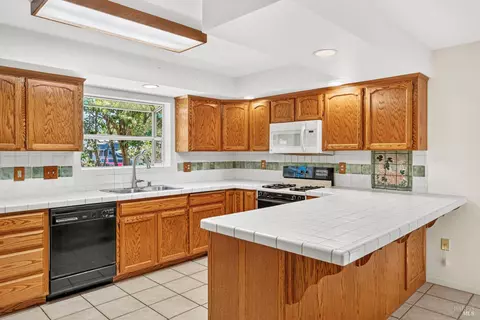 Kitchen - 30 Mill Ct, Ukiah, CA 95482 photo 2 of 4