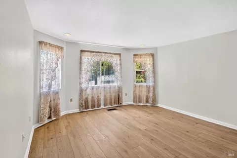 Living - 30 Mill Ct, Ukiah, CA 95482 photo 2 of 4