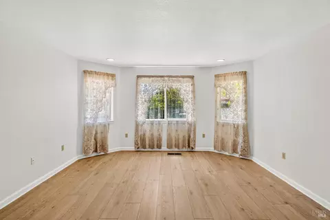 Living - 30 Mill Ct, Ukiah, CA 95482 photo 3 of 4