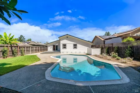 1812 Sansone Dr, Santa Rosa, CA 95403