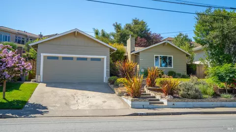 721 Elm Dr, Petaluma, CA 94952