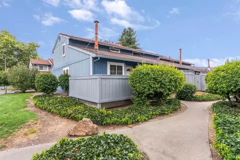 5044 Country Club Dr, Rohnert Park, CA 94928