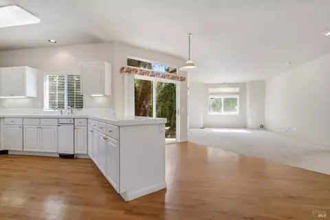 Living - 602 Deerfield Ln, Petaluma, CA 94952 photo 3 of 5