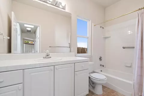 Bath - 602 Deerfield Ln, Petaluma, CA 94952 photo 2 of 2