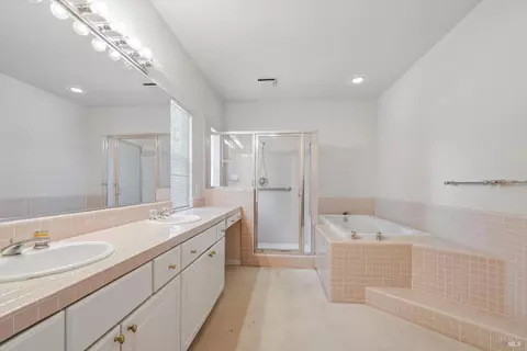 Bath - 602 Deerfield Ln, Petaluma, CA 94952 photo 1 of 2