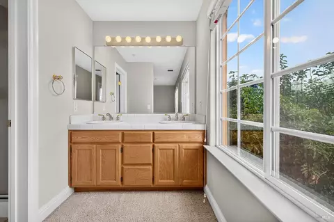 Bath - 766 Mcclelland Dr, Windsor, CA 95492 photo 4 of 7