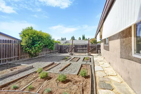 Exterior - 500 Cypress St, Dixon, CA 95620 photo 4 of 7