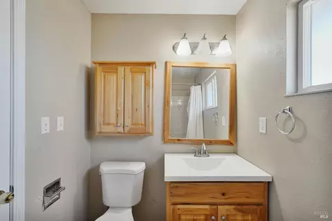 Bath - 500 Cypress St, Dixon, CA 95620 photo 4 of 5