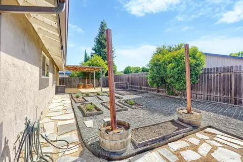 Exterior - 500 Cypress St, Dixon, CA 95620 photo 6 of 7