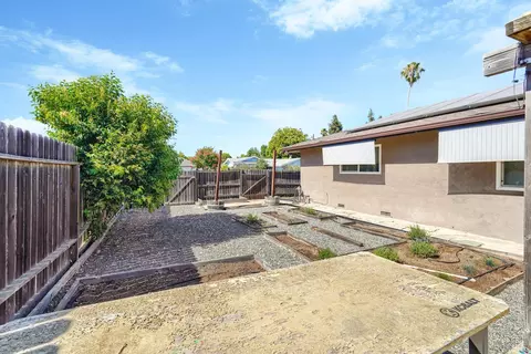 Exterior - 500 Cypress St, Dixon, CA 95620 photo 5 of 7