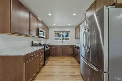 Kitchen - 498 Mill St, Willits, CA 95490 photo 5 of 7