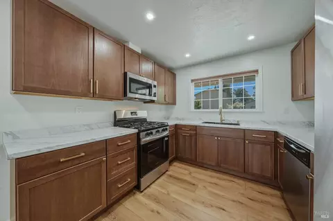 Kitchen - 498 Mill St, Willits, CA 95490 photo 4 of 7