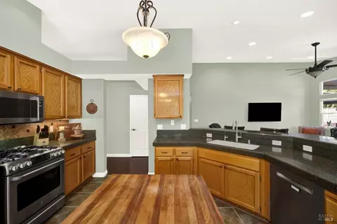 Kitchen - 940 Alexander Ct, Dixon, CA 95620 photo 7 of 11