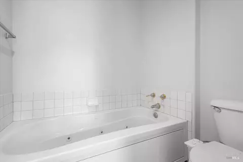 Bath - 676 Mcclelland Dr, Windsor, CA 95492 photo 4 of 6