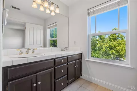 Bath - 676 Mcclelland Dr, Windsor, CA 95492 photo 2 of 6
