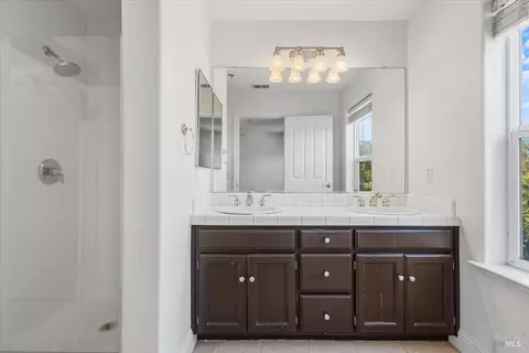 Bath - 676 Mcclelland Dr, Windsor, CA 95492 photo 1 of 6
