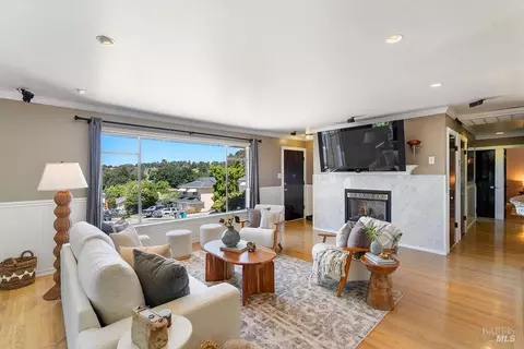 Living - 25 Sereno Pl, Vallejo, CA 94589 photo 4 of 5