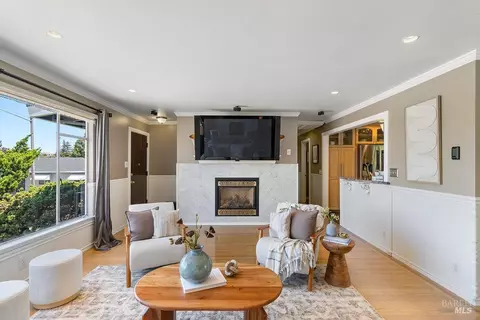 Living - 25 Sereno Pl, Vallejo, CA 94589 photo 3 of 5