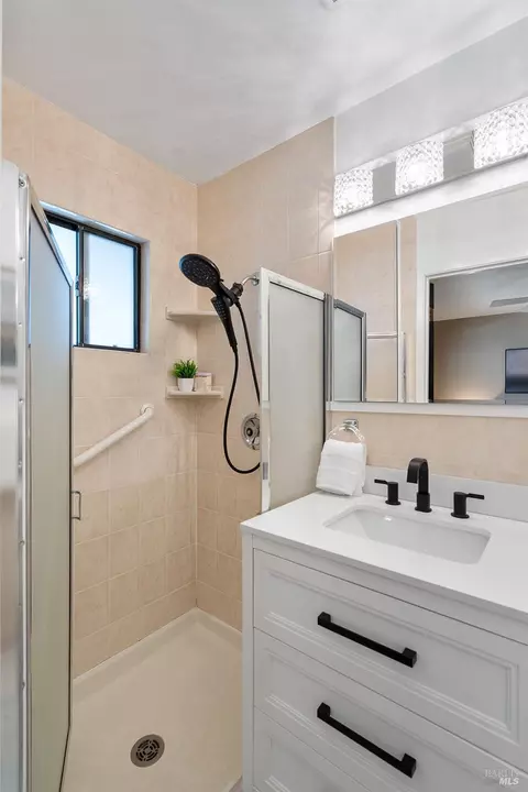 Bath - 25 Sereno Pl, Vallejo, CA 94589 photo 3 of 15