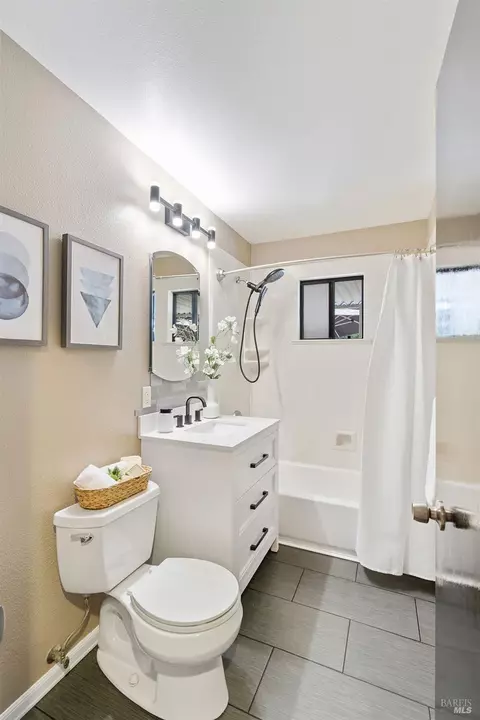 Bath - 25 Sereno Pl, Vallejo, CA 94589 photo 1 of 15