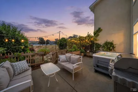 105 Shoal Dr W, Vallejo, CA 94591