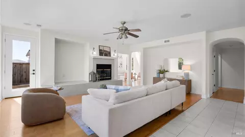 Living - 1516 Landmark Dr, Vallejo, CA 94591 photo 2 of 4