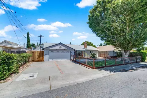 Exterior - 221 S 8th St, Dixon, CA 95620 photo 4 of 17