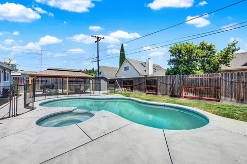 Exterior - 221 S 8th St, Dixon, CA 95620 photo 14 of 17